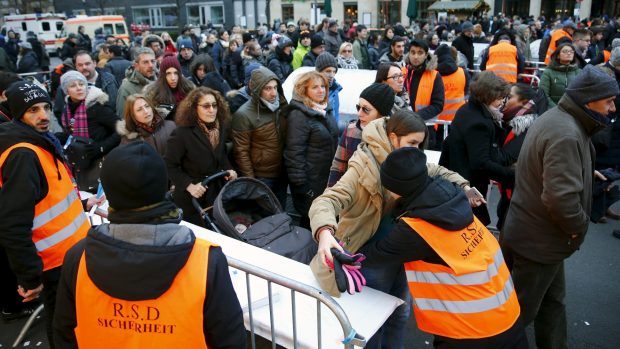 Vítání roku 2016 - důkladné bezpečnostní prohlídky u Braniborské brány v Berlíně