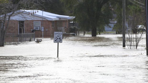 Zaplavené ulice a domy ve městě Elba státu Alabama