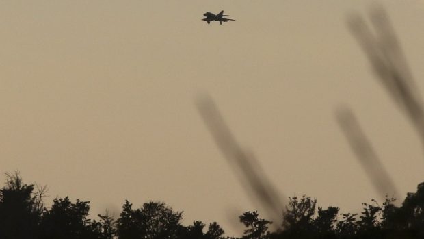Britský letoun Tornado nad vojenskou základnou na jihu Kypru