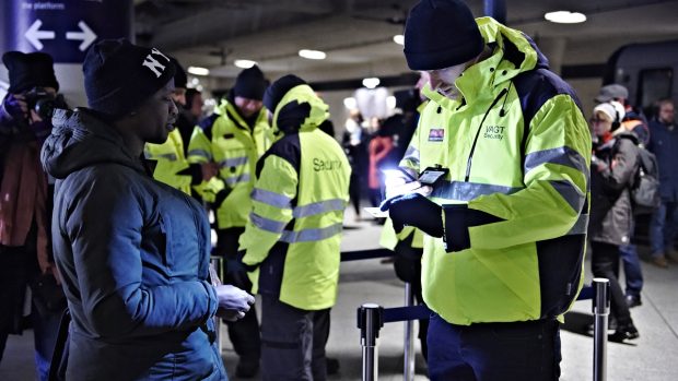 Policisté kontrolují doklady cestujících na nádraží u kodaňského letiště Kastrup