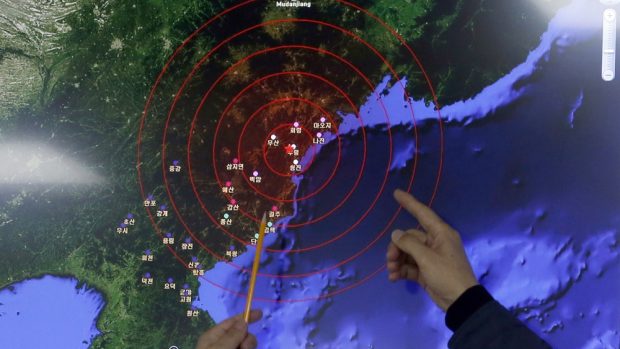 Jihokorejský seismolog ukazuje epicentrum zaznamenaných otřesů v místě severokorejské střelnice