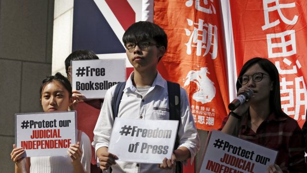 Studenti protestují proti zmizení knihkupců před britským konzulátem v Hongkongu