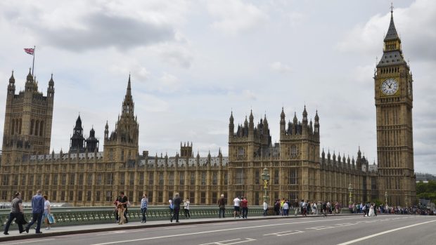 Hodinová věž Big Ben v Londýně, která je součástí Westminsterského paláce (Houses of Parliament), řeka Temže, Westminster Bridge