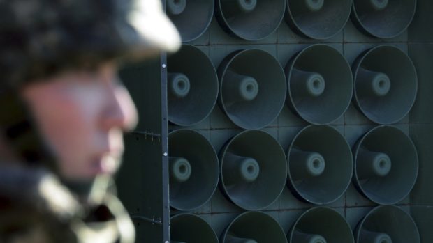 Jihokorejský voják u tlampačů, které směrem do KLDR opět vysílají protirežimní propagandu