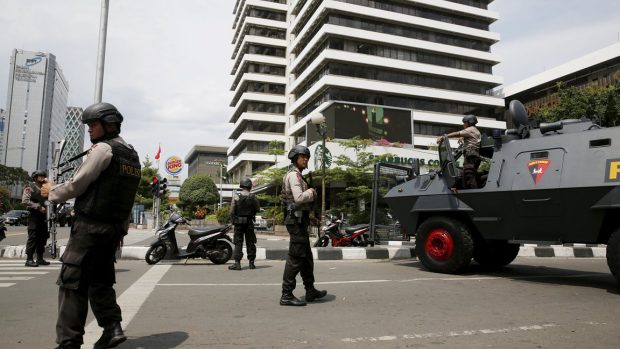 V centru indonéské Jakarty zaútočili teroristé
