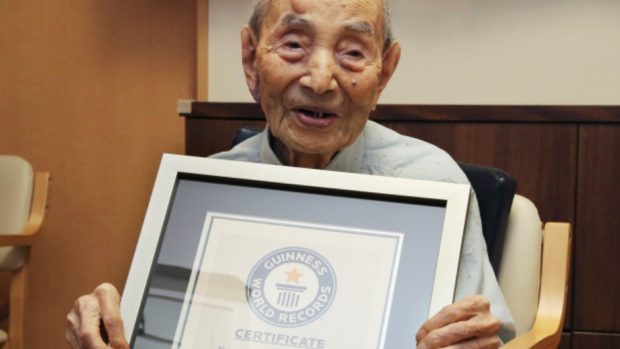 Jasutaró Koide se do Guinessovy knihy rekordů zapsal jako nejstarší muž světa