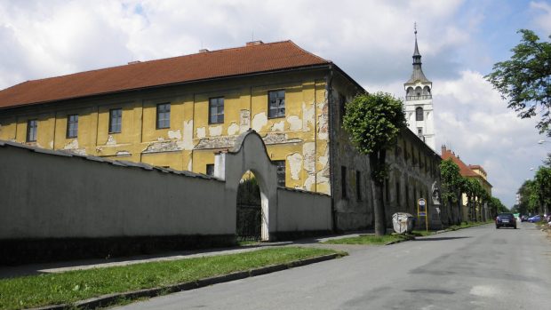 Budova bývalého kláštera v Lipníku - zde byla v roce 1850 umístěna první čestnická stanice