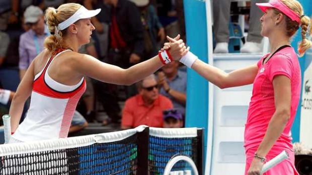 Denisa Allertová (vpravo) si poradila s favorizovanou Lisickou a zahraje si třetí kolo Australian Open
