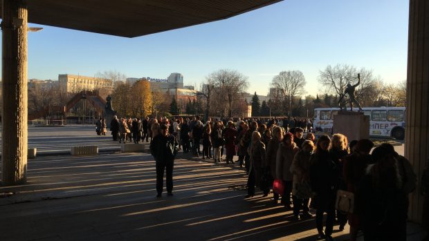 Lidé čekali před budovou Treťjakovské galerie několik hodin