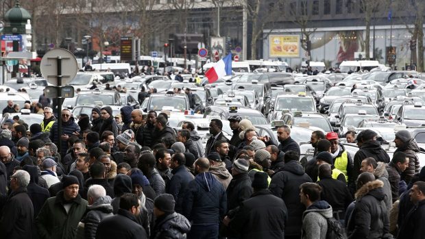 Protest řidičů taxi v Paříži