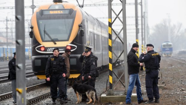 Odstavený vlak u Olomouce, kde našla policie podezřelý batoh. Bomba v něm ale nebyla