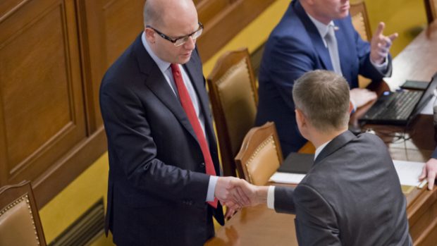 Vládní koalice i přes obstrukce pravice prosadila schválení elektronické evidence tržeb. Na snímku premiér Bohuslav Sobotka (vlevo) blahopřeje ministru financí Andreji Babišovi