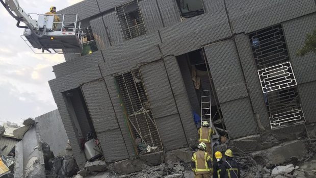 Záchranáři v poškozené budově v Tchaj-nanu