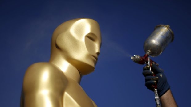 Nátěr sochy Oscara - přípravy na 88. ročník udílení Oscarů finišují