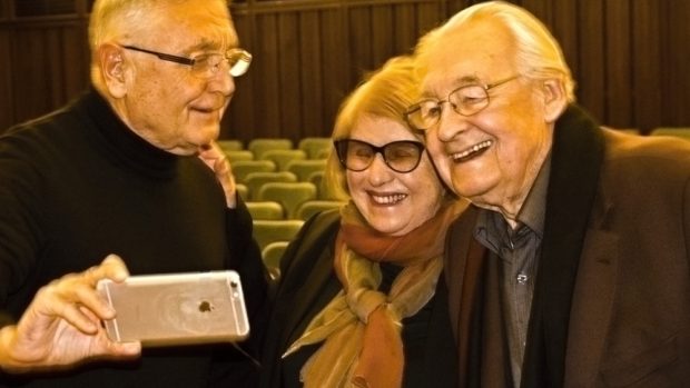 Jiří Menzel si pořizuje selfie s Andrzejem Wajdou a jeho manželkou