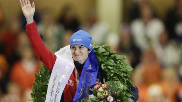 Martina Sáblíková při vyhlášení po zisku dalšího titulu ve víceboji