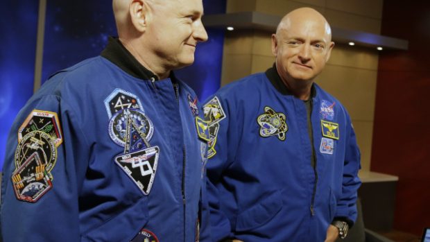 Bývalý astronaut Mark Kelly (vpravo) a jeho bratr Scott. Ten se stal novým americkým rekordmanem v délce pobytu ve vesmíru