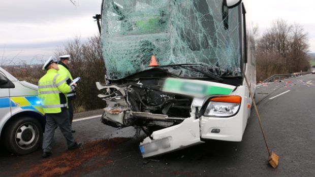 Jeden člověk zemřel a dalších šest lidí bylo časně ráno zraněno při srážce autobusu s nákladním automobilem na dálnici R46 mezi Prostějovem a Olomoucí