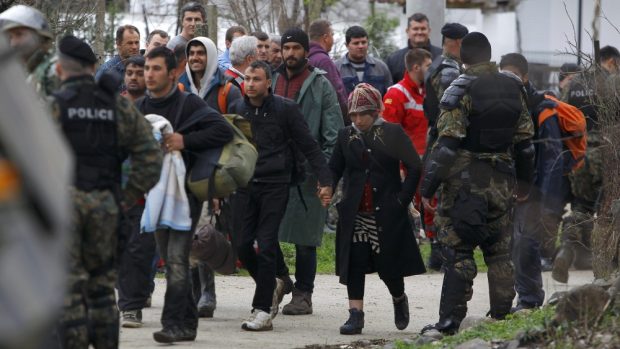 Makedonští vojáci eskortovali migranty po překročení státní hranice