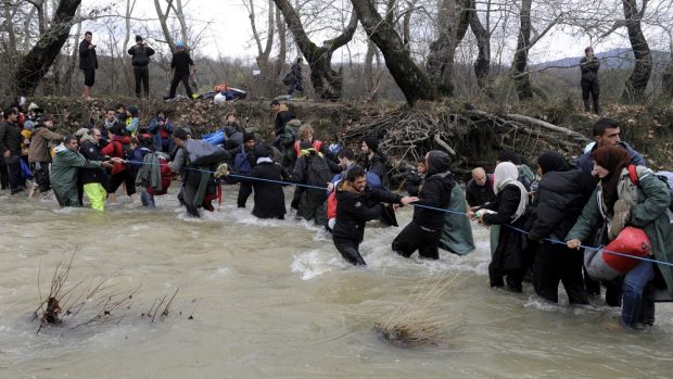 Migranti přebrodili říčku Suva