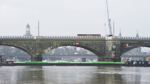 Česká nákladní loď zablokovala dopravu na Labi v Drážďanech