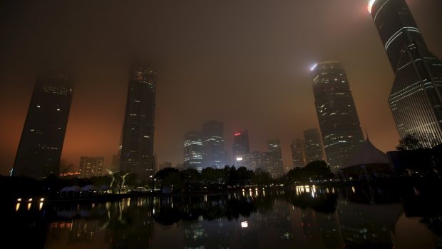 Světové budovy a památky se dnes ponořily do tmy v rámci akce Hodina Země - finanční centrum v Šanghaji