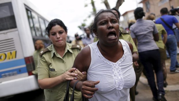 Kubánské úřady zadržely před návštěvou Obamy desítky členek opoziční skupiny Dámy v bílém, která sdružuje manželky politických vězňů