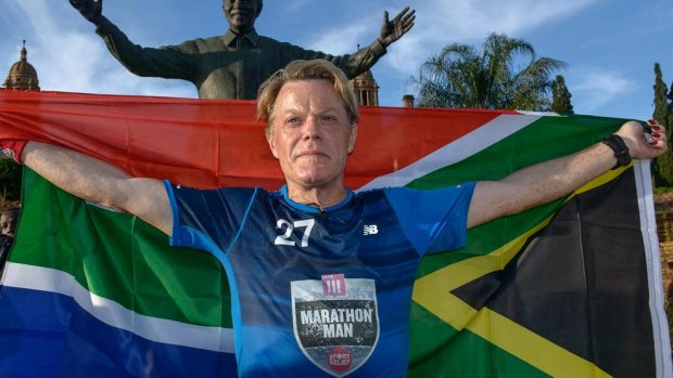Britský komik Eddie Izzard v cíli posledního maratonu