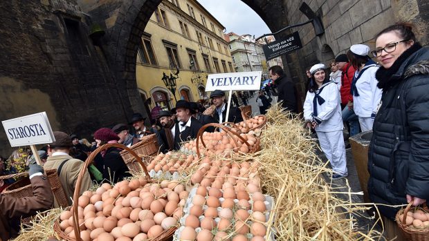 Po Karlově mostě prošel Vajíčkový průvod. Recesisté si tak připomněli dávnou pověst