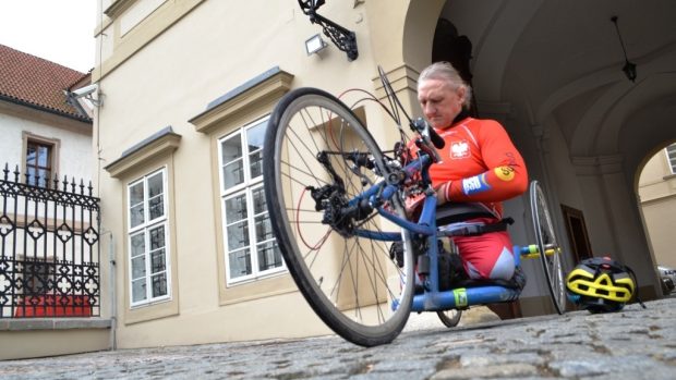 Hendikepovaný polský cyklista Krzysztof Jarzebski