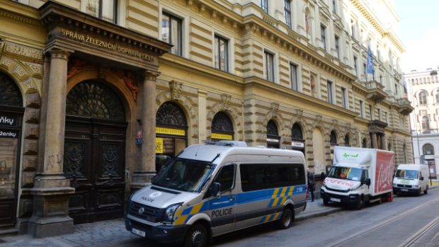 Protikorupční policie zasahuje v sídle SŽDC v pražské Dlážděné ulici