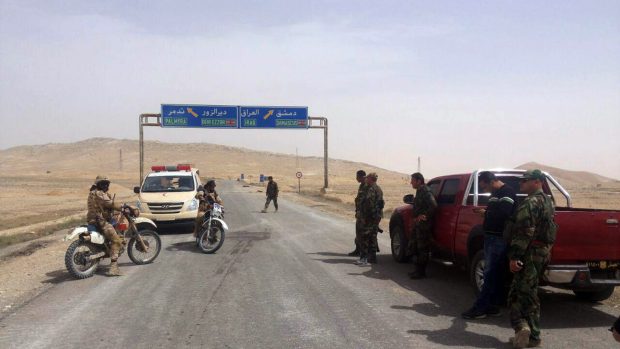 Vládní vojáci hlídají cestu do Palmýry