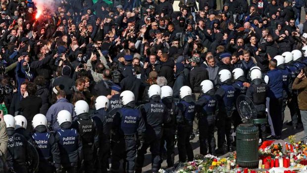 Poklidné shromáždění proti terorismu v Bruselu narušili pravicoví radikálové. Zasáhla proti nim policie