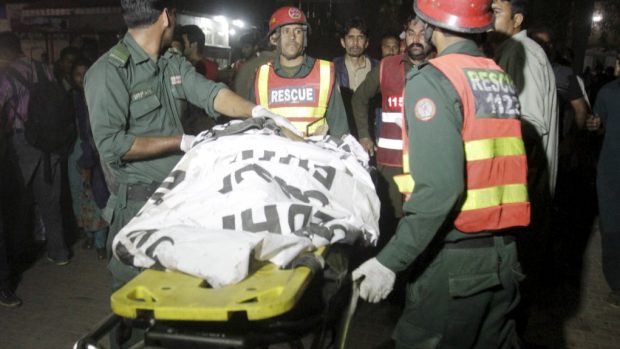 Záchranáři odvážejí zraněné, k atentátu došlo u parku na předměstí Láhauru