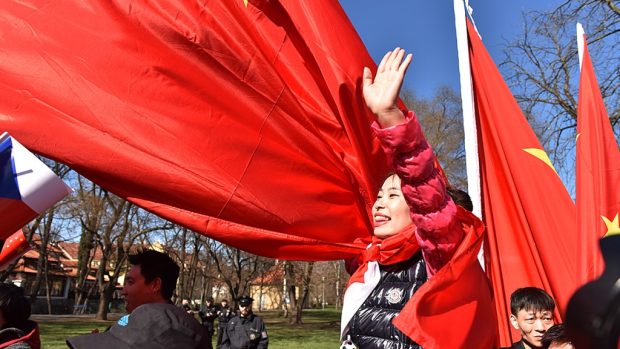 Zastánci Si Ťin-pchinga nesli velké čínské vlajky