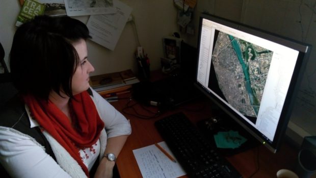 V malé pracovně Západočeské univerzity v Plzni vzniká unikátní projekt. Archeologové Karel Nováček a Lenka Starková (na snímku) sbírají informace o mizejících památkách v iráckém Mosulu