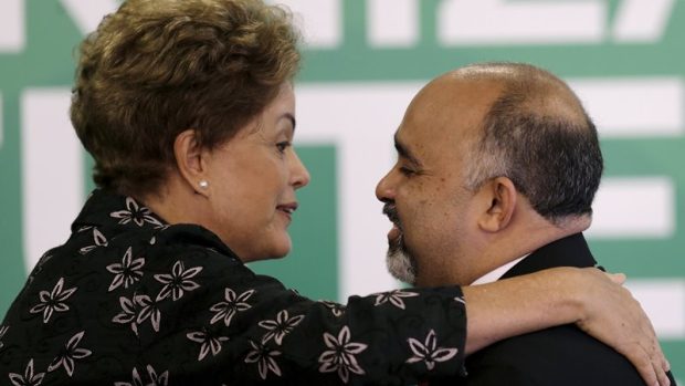 Bývalý ministr sportu George Hilton (vpravo) slíbil Dilmě Rousseffové podporu, nyní ale i on opouští brazilskou vládu