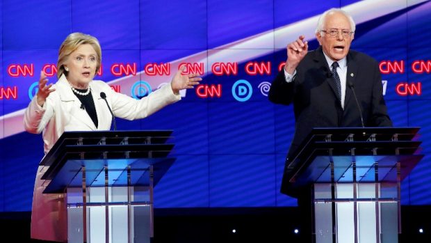 Prezidentští kandidáti amerických demokratů Hillary Clintonová a Bernie Sanders se ostře střetli v televizní debatě