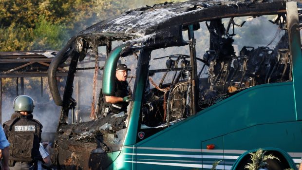 Záchranáři zasahují po výbuchu autobusu v Jeruzalémě