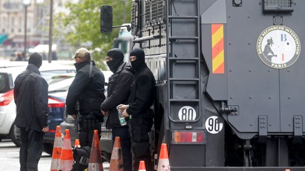 Terorista Salah Abdeslam byl převezen do Francie a půjde před vyšetřující soudce, obrněné vozidlo před budovou soudu v Paříži hlídají  příslušníci francouzských speciálních policejních jednotek