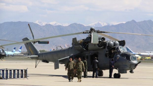 Výcvik afghánských pilotů, základna na letišti v Kábulu