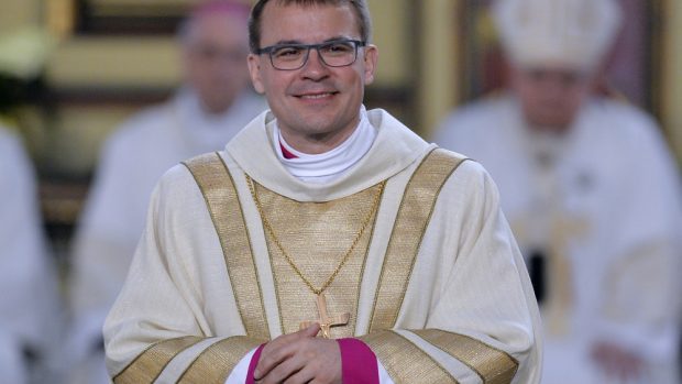 Funkce nového plzeňského biskupa se ujal Tomáš Holub (na snímku po biskupském svěcení)