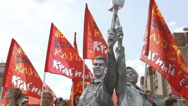 Prvomájový průvod na Rudém náměstí v Moskvě