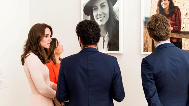 Vévodkyně z Cambridge navštívila výstavu v londýnské National Portrait Gallery konanou u příležitosti 100. výročí Vogue