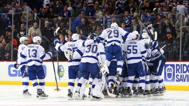 Hokejisté Tampy Bay slaví vítězství ve čtvrtém zápase série proti New York Islanders