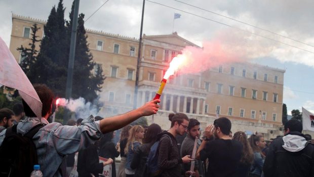 Demonstrace před budovou řeckého parlamentu