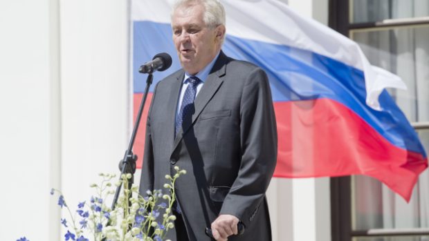 Recepce na ruském velvyslanectví se zúčastnil i prezident Miloš Zeman. Přednesl projev v ruštině