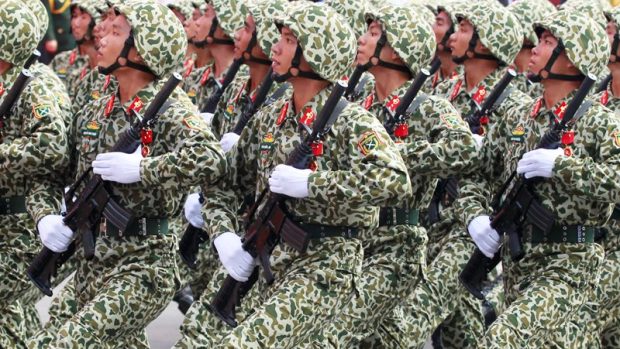 Vietnam je osmým největším dovozcem zbraní na světě, na obrázku vojenská přehlídka v Ho Či Minově městě