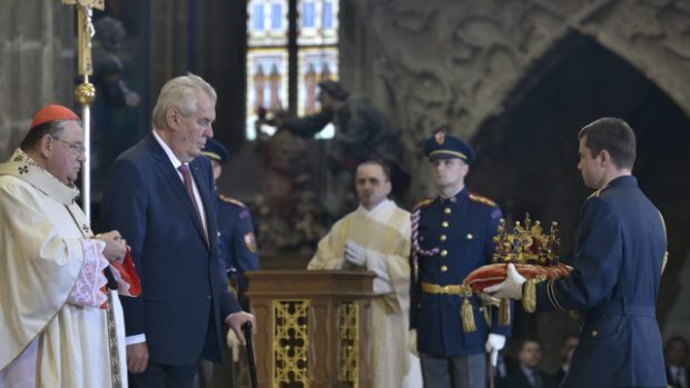 V průběhu mše byla v chrámu sv. Víta vystavena Svatováclavská koruna (vpravo). Zcela vlevo stojí kardinál Dominik Duka, vedle něj prezident Miloš Zeman