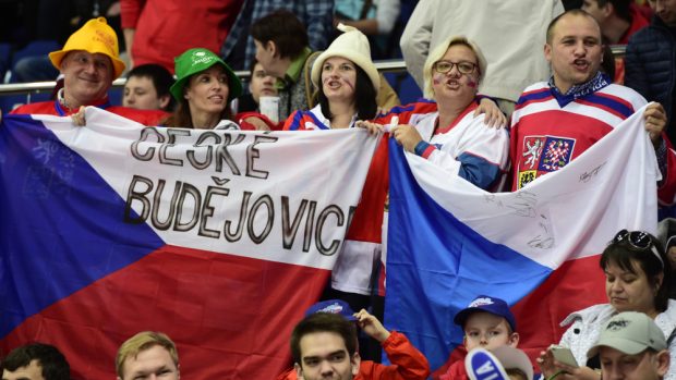 Skupinky českých fanoušků slyšíme, chválí hokejoví reprezentanti